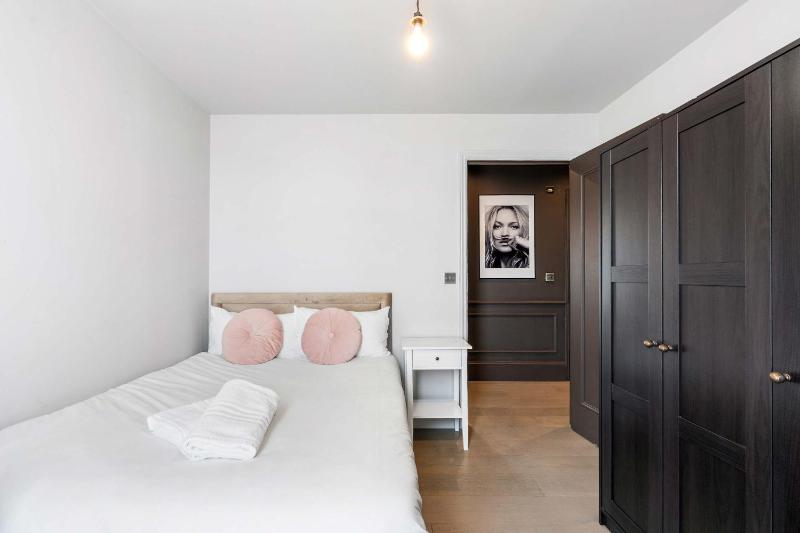Hosted by StaySejour - Free Parking - Brighton Penthouse - Private Rooftop - 3 bedrooms - image 19