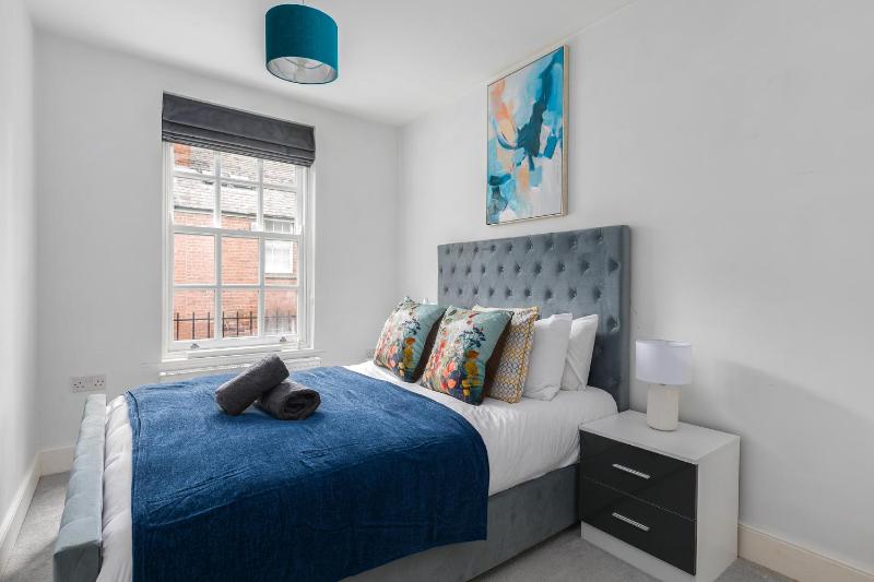 Stylish 2BDR 2BA Flat with Chic Interiors - image 9