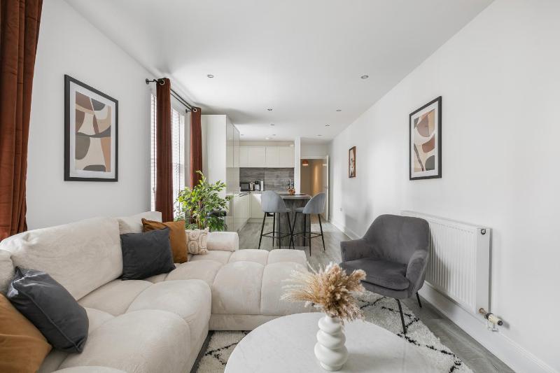 Stylish 2BDR 2BA Flat with Chic Interiors - image 8