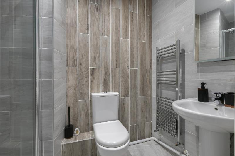Stylish 2BDR 2BA Flat with Chic Interiors - image 11