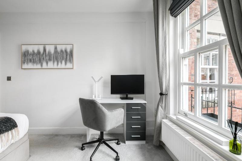 Stylish 2BDR 2BA Flat with Chic Interiors - image 6