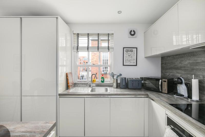 Stylish 2BDR 2BA Flat with Chic Interiors - image 5