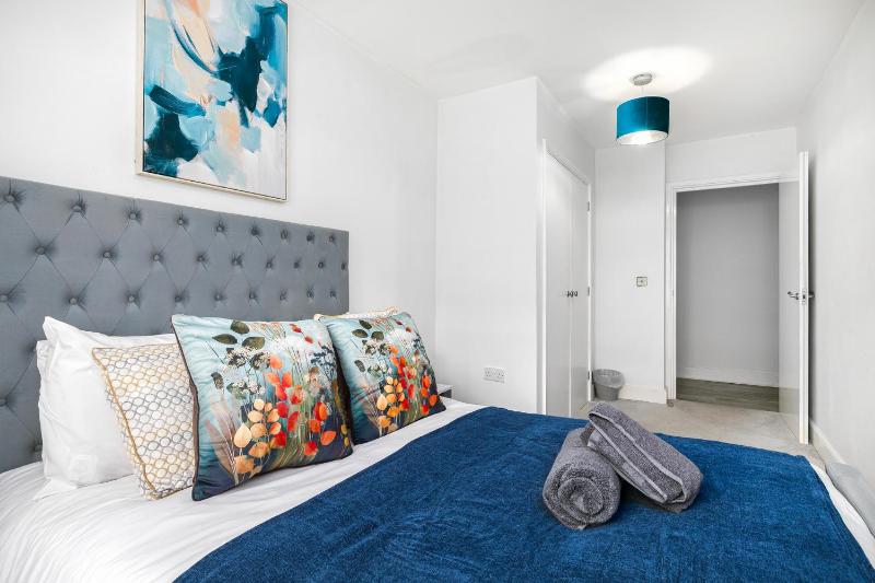 Stylish 2BDR 2BA Flat with Chic Interiors - image 15