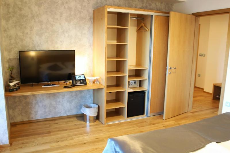Classic Quadruple Room image 1
