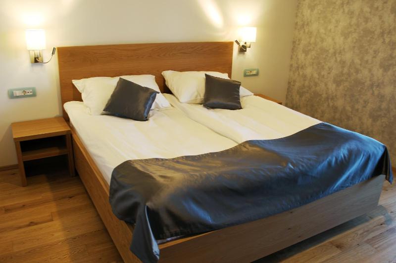 Classic Quadruple Room image 3