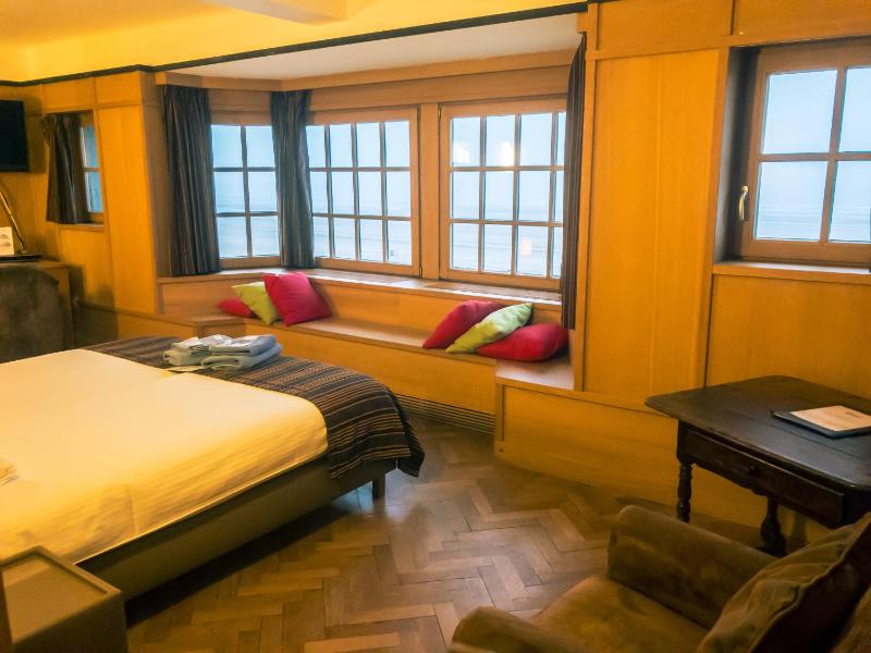 Standard Twin Room with Sea View image 3