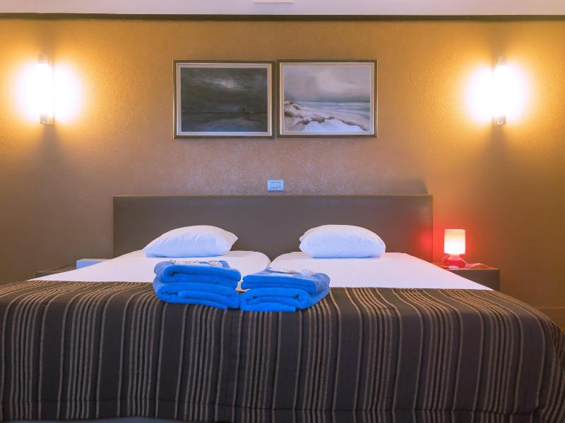 Standard Twin Room with Sea View image 2