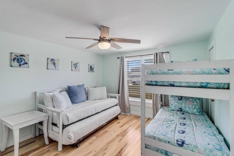 Sea Glass Cottage - image 11