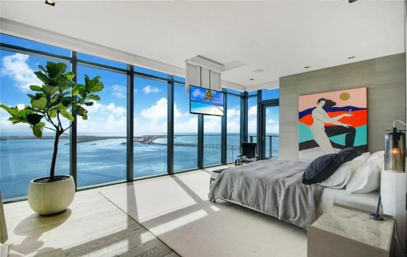 Exclusive Waterfront Residence in Brickell - image 4