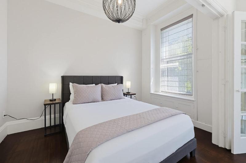 New! Back Bay Green Line Newbury St & Hynes - image 9