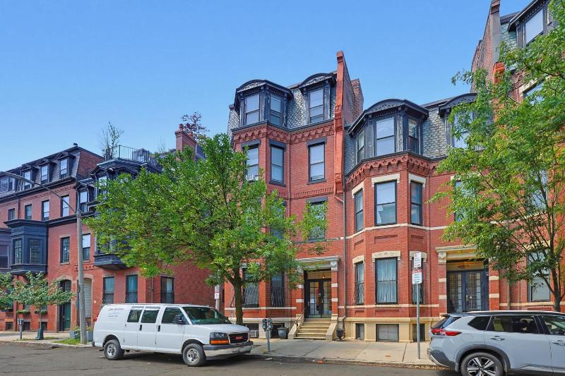 Elegant Back Bay Stay on Hereford Street - image 16