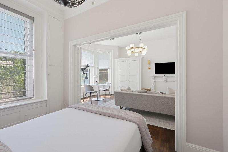 New! Back Bay Green Line Newbury St & Hynes - image 5