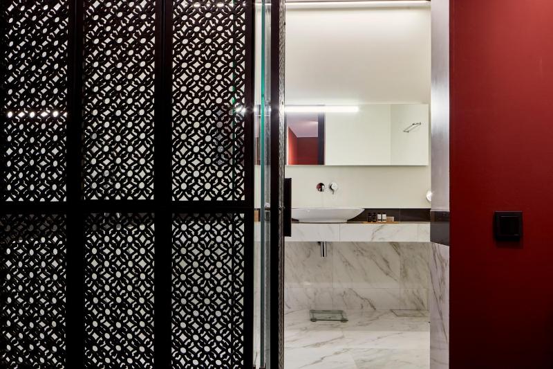 Petite Double Room (Interior Corridor) image 3