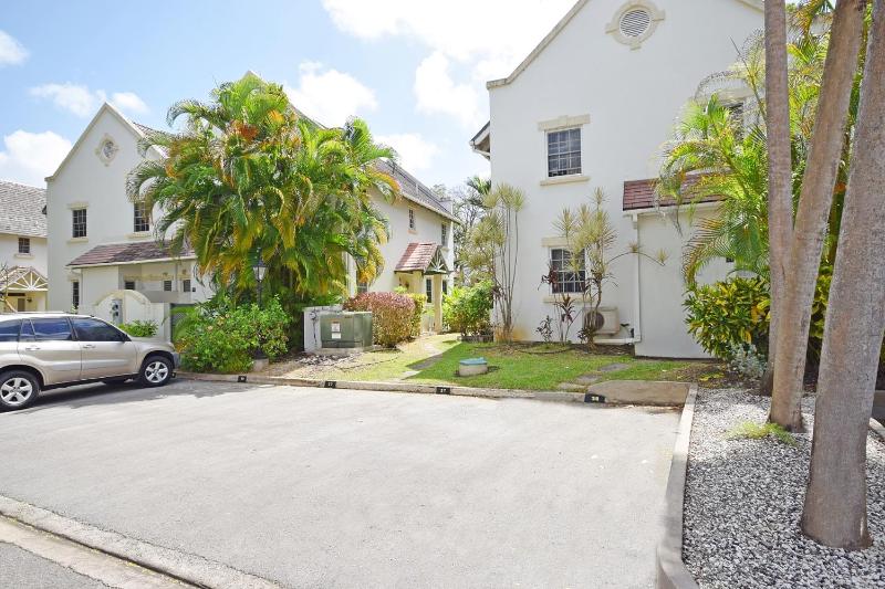 Large 3-bed townhouse wshared pool - image 10
