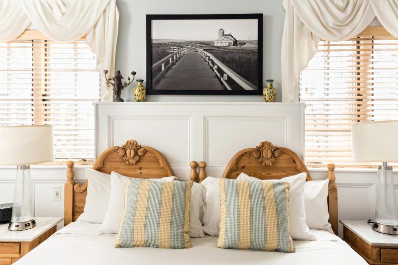 Deluxe King Room image 3
