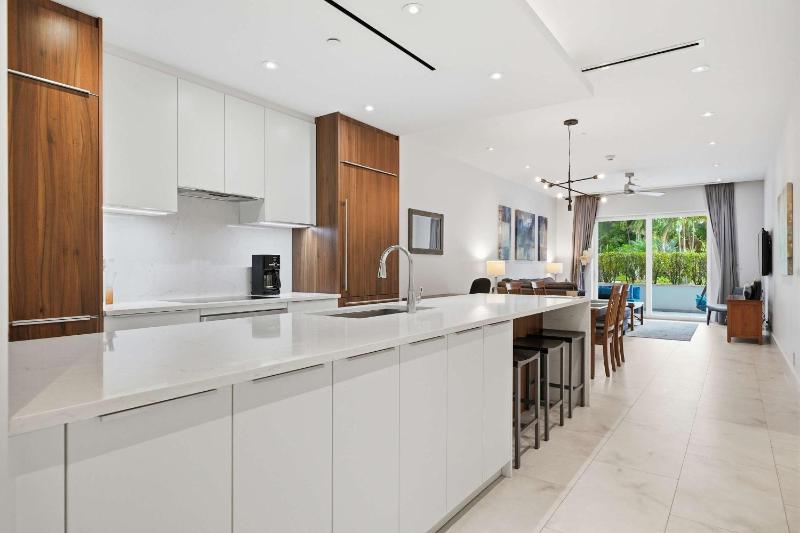 Cable Beach Condo Large private patio with BBQ - image 16