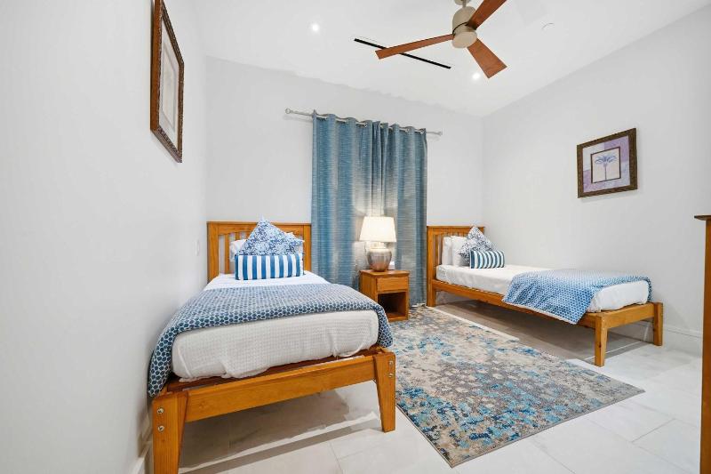 Cable Beach Condo Large private patio with BBQ - image 30