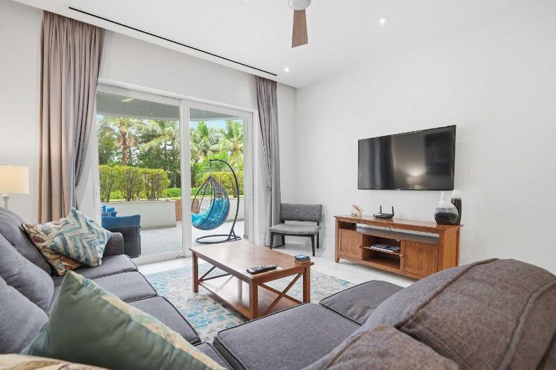 Cable Beach Condo Large private patio with BBQ - image 35