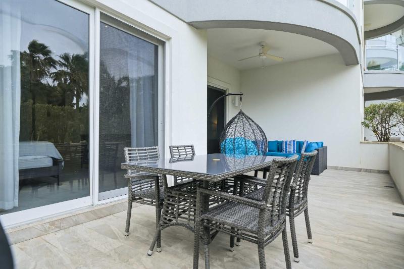 Cable Beach Condo Large private patio with BBQ - image 33