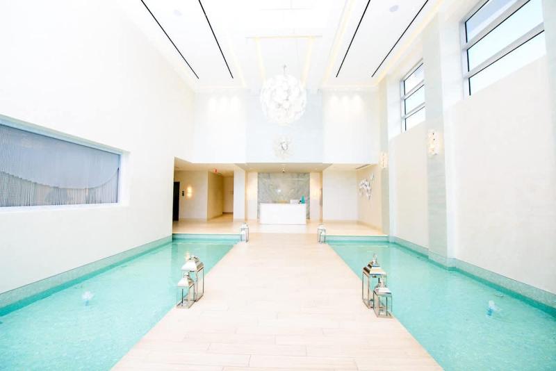 Two Bedroom Cable Beach Condo with patio - image 16