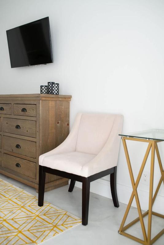 Two Bedroom Cable Beach Condo with patio - image 6