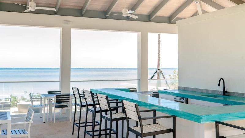 Two Bedroom Cable Beach Condo with patio - image 14