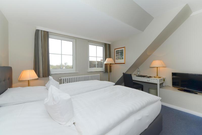 Economy Double Room Landside image 3