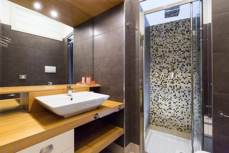 Double Room with Balcony image 4