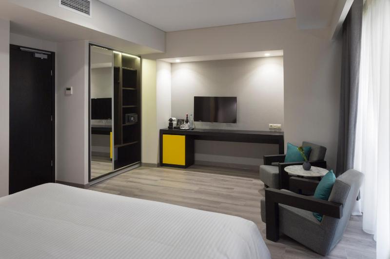 Deluxe Family Room image 3