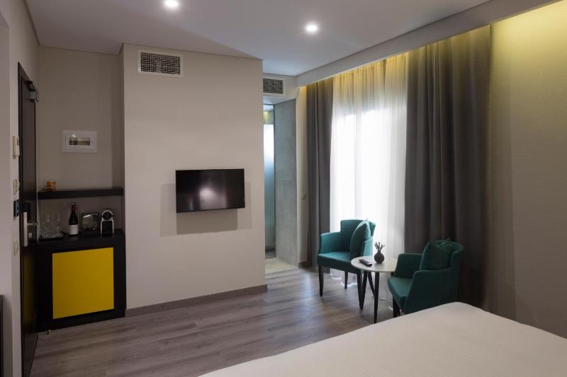 Deluxe Double Room with Balcony image 2