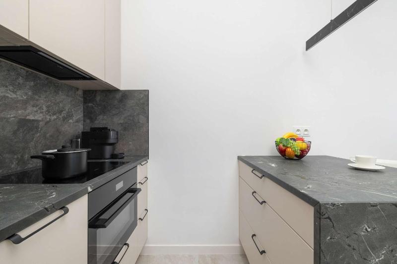 Stylish Apartment for 4 Guests with Balcony and Parking by Renters Prestige - image 11