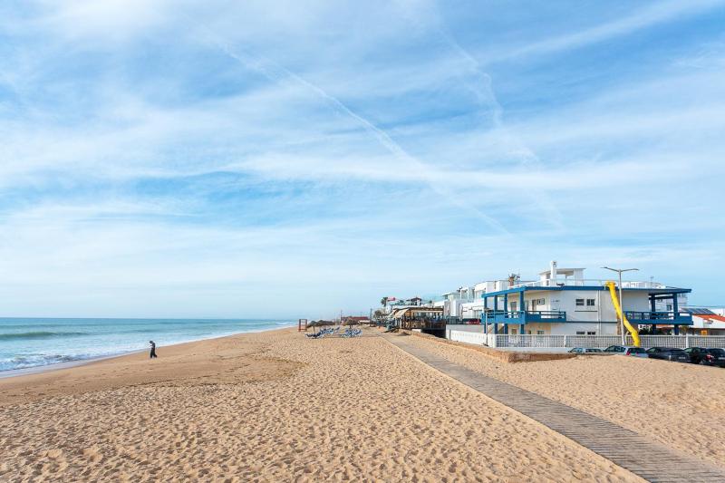 Blife Cerya private rooms at Faro beach - image 9