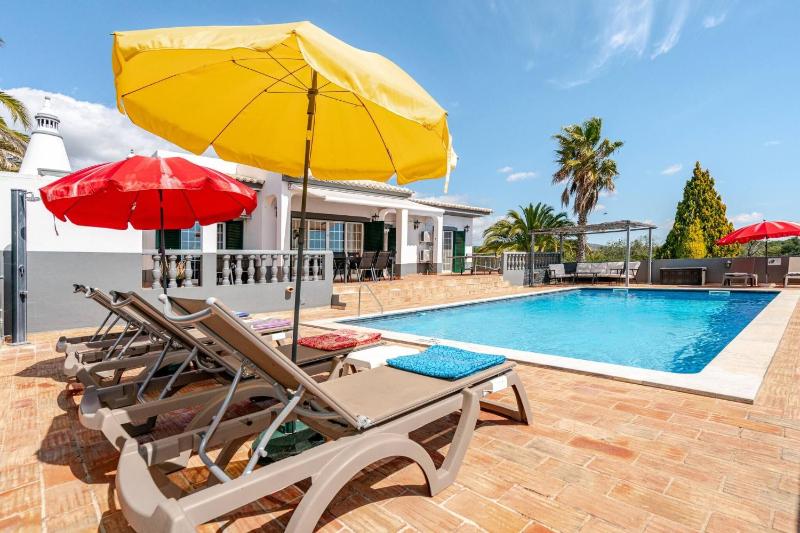 Charming villa with 3 bedrooms and sea view - image 25