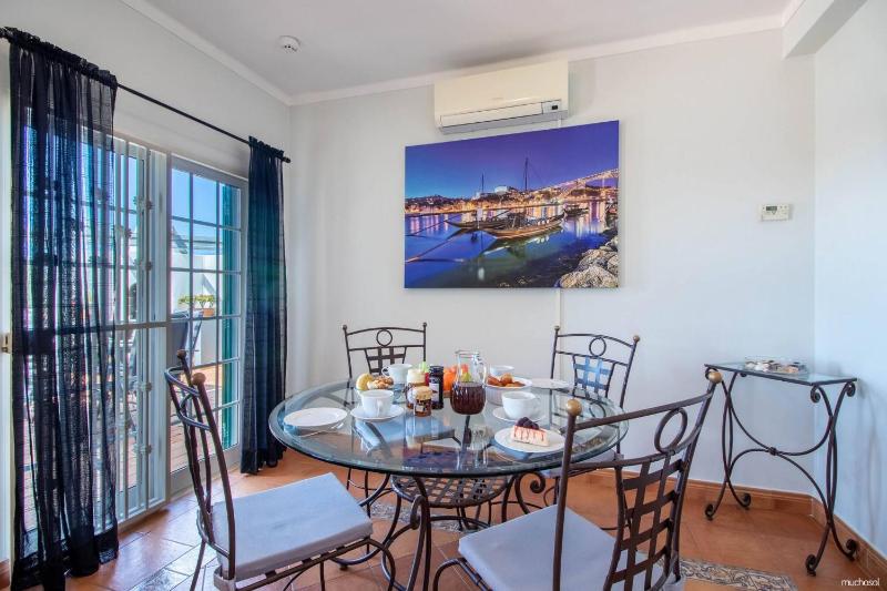 Charming villa with 3 bedrooms and sea view - image 8