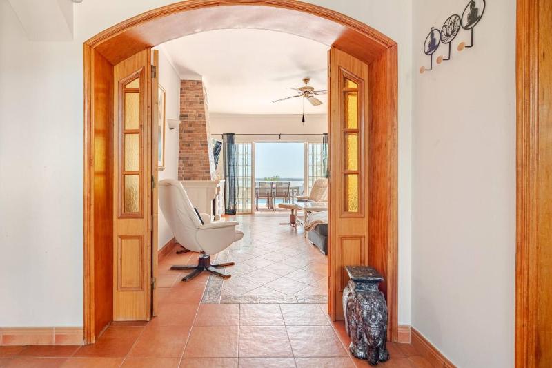 Charming villa with 3 bedrooms and sea view - image 32