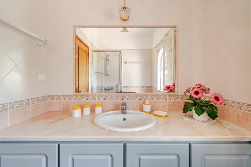Charming villa with 3 bedrooms and sea view - image 21