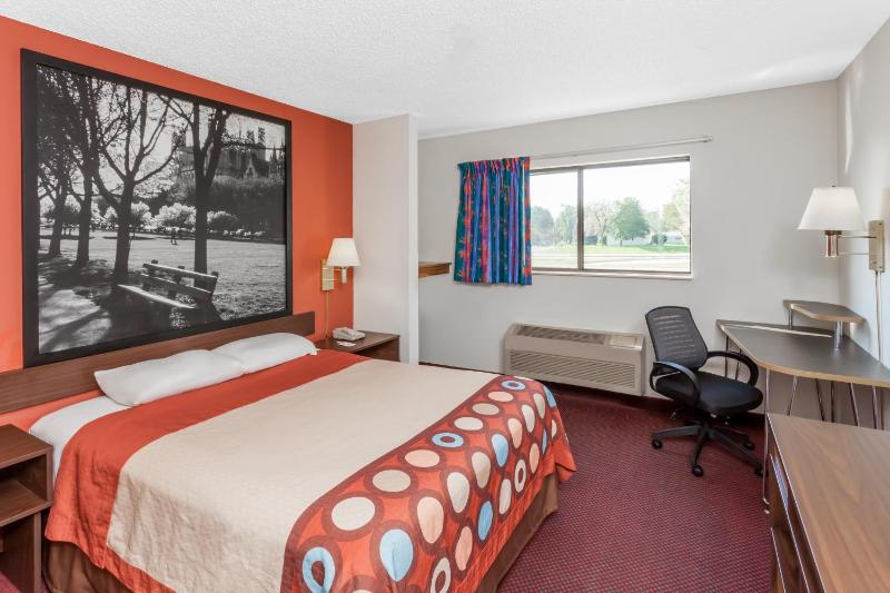 Queen Room - Non-Smoking image 1