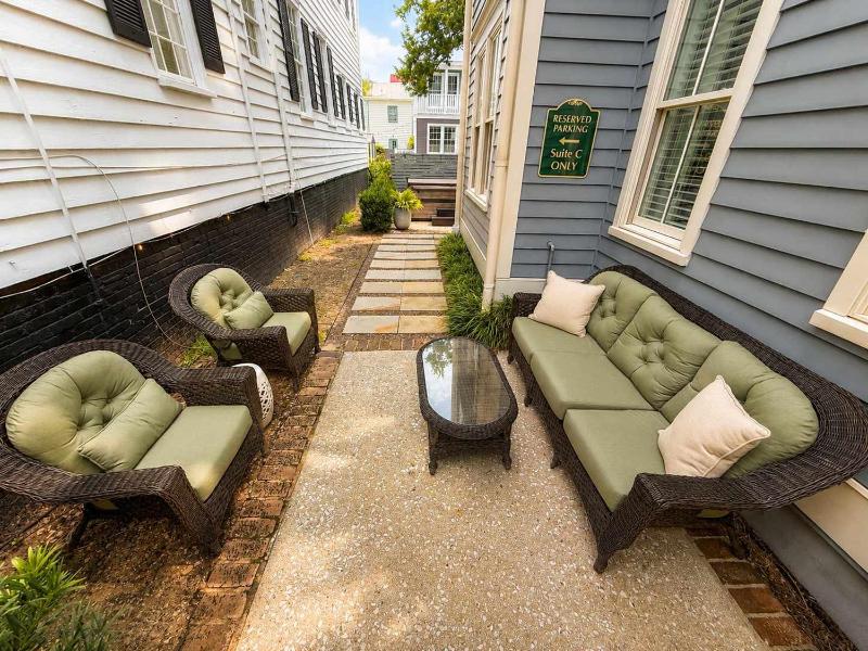 Secluded Courtyard & Parking - 2 Blocks to King - image 23