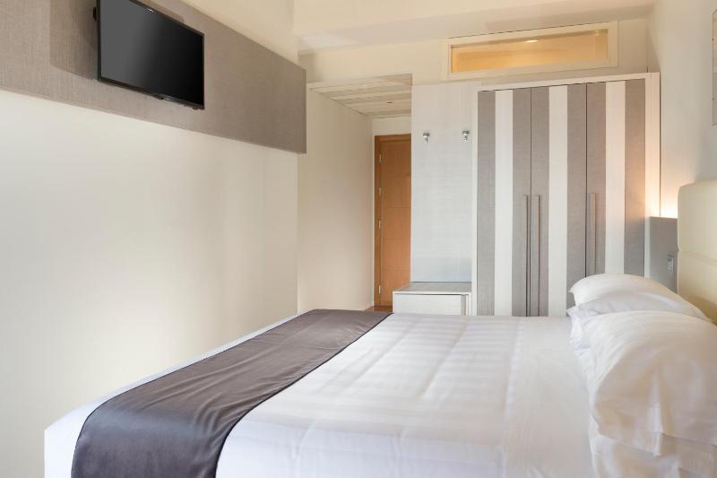 Double or Twin Room with Sea View image 4