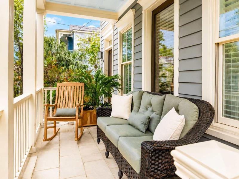 Private Porch with Parking - 2 Blocks to King - image 1