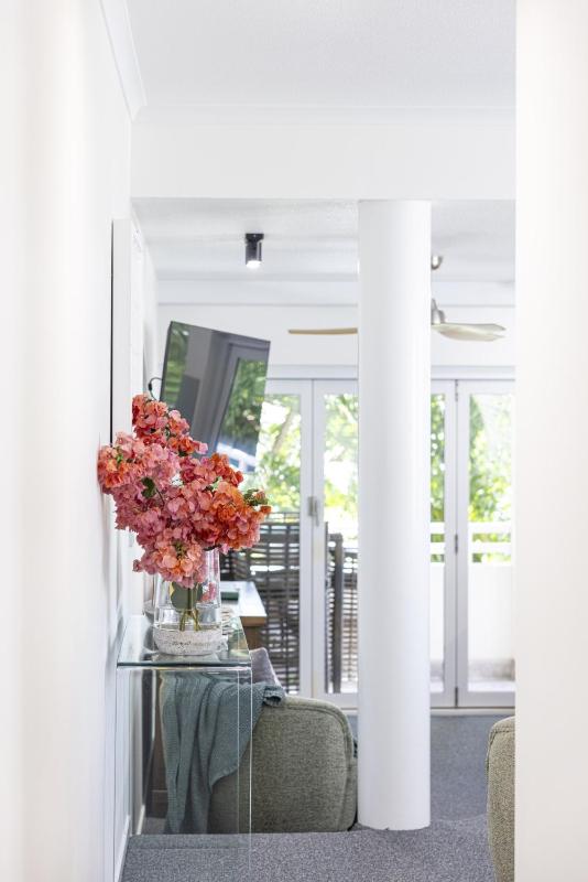 BeachLuxe Sunseeker Sublime Tropical Apartment - image 26