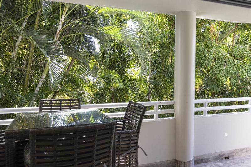 BeachLuxe Sunseeker Sublime Tropical Apartment - image 20