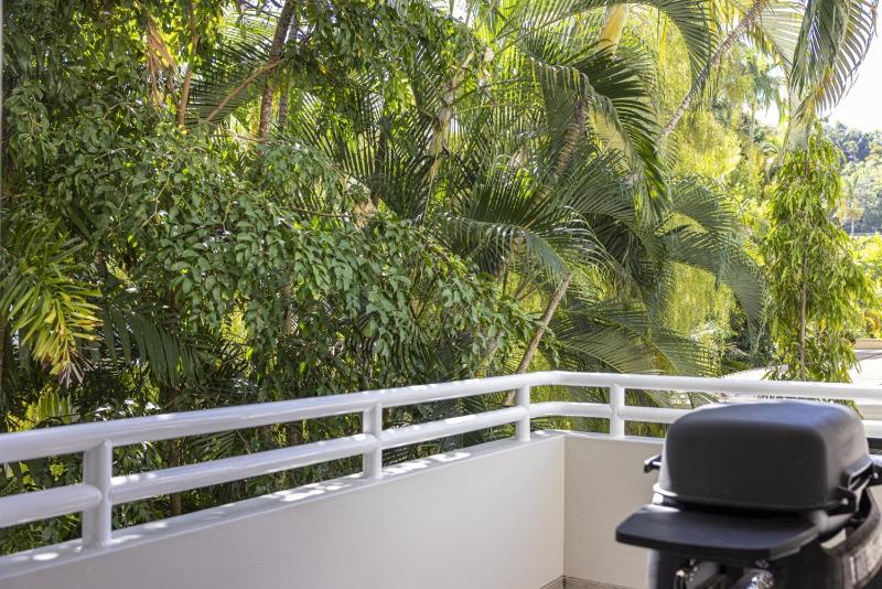 BeachLuxe Sunseeker Sublime Tropical Apartment - image 35