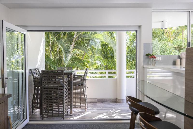 BeachLuxe Sunseeker Sublime Tropical Apartment - image 38