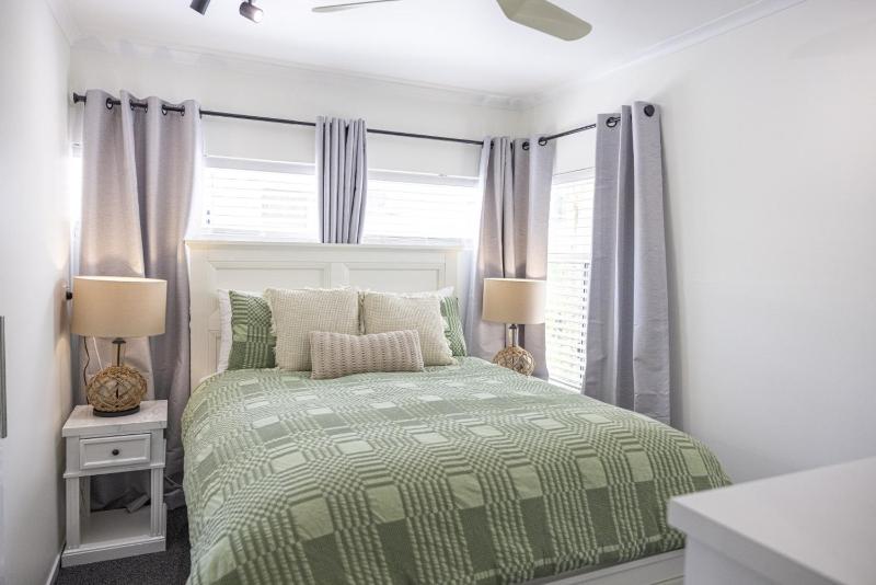 BeachLuxe Sunseeker Sublime Tropical Apartment - image 12