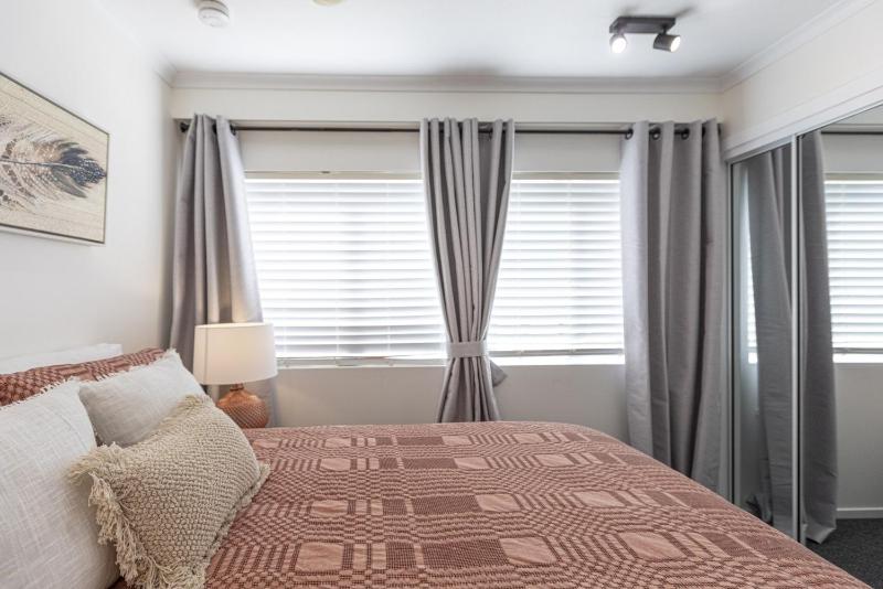 BeachLuxe Sunseeker Sublime Tropical Apartment - image 25