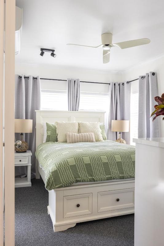 BeachLuxe Sunseeker Sublime Tropical Apartment - image 18