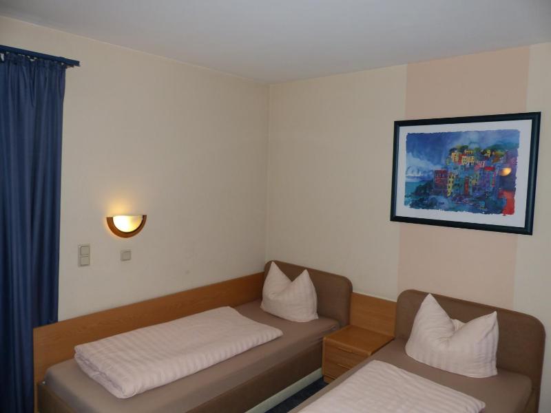 Standard Twin Room image 4
