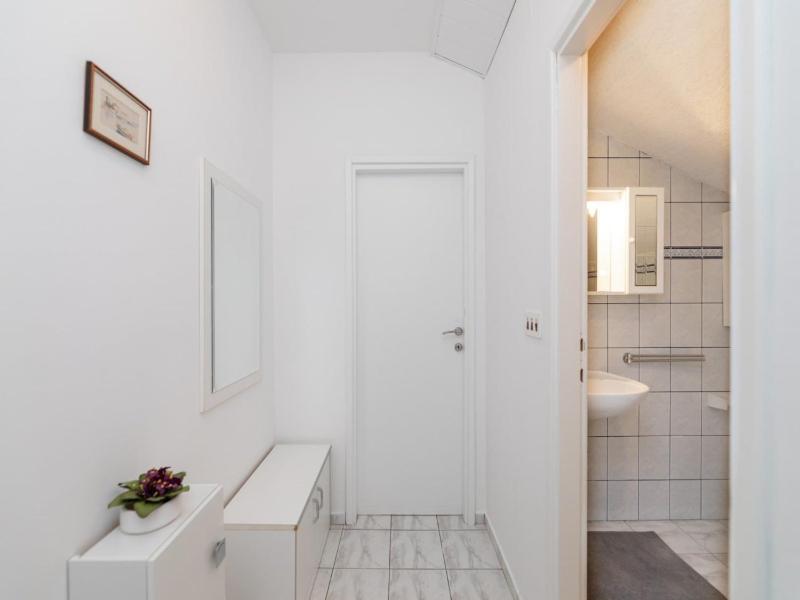 Villa Supetar Garden - Standard Two Bedroom Apartment with Terrace - image 4