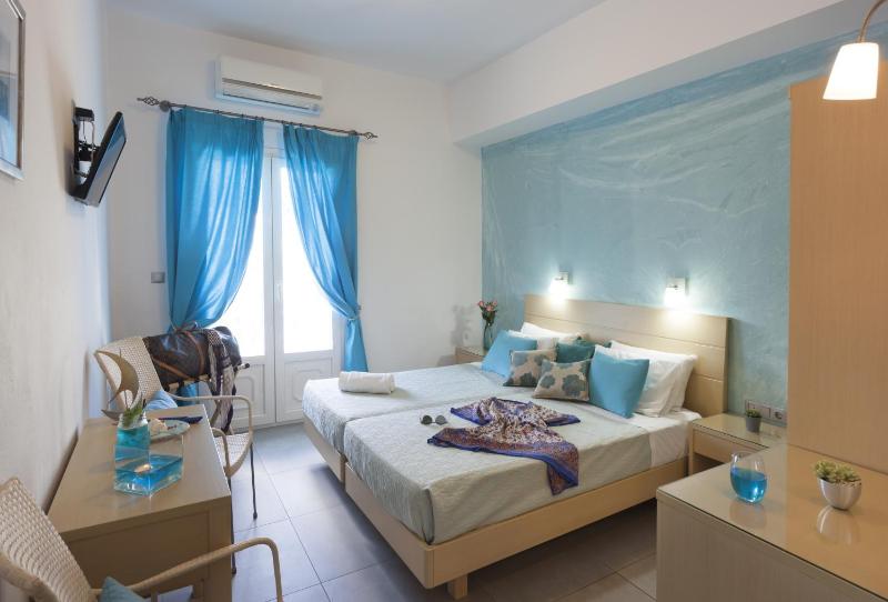Twin Room with Mountain View image 3